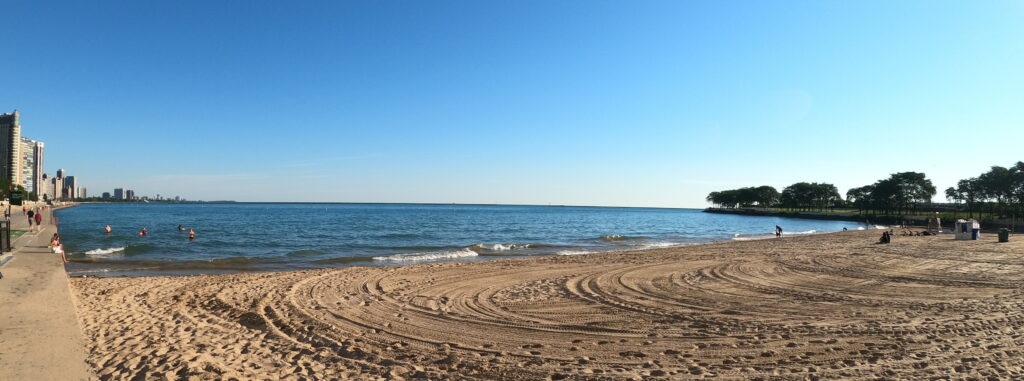Broad landscape of the width of Ohio street beach from the south